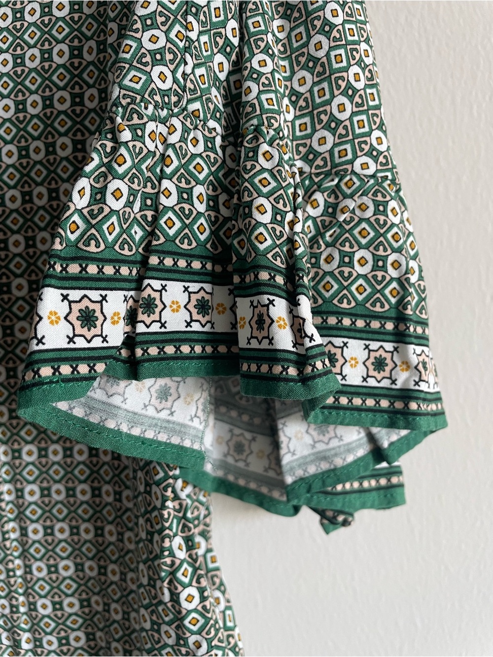 Boho artsy tie front top casual flowy geometric medallion green flutter sleeve - Picture 5 of 9